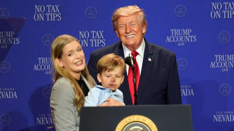 VIDEO: Trump corre para evitar que un niño caiga del escenario y enseguida se burla de Biden