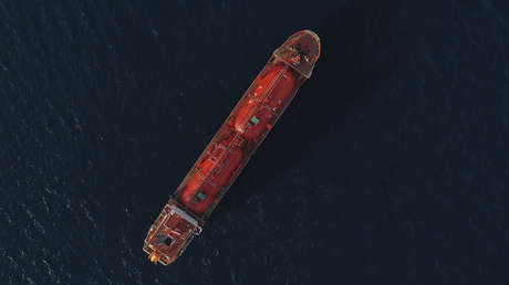 La táctica a la que recurren los petroleros para eludir a los hutíes en el mar Rojo