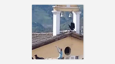 Macondo en pleno terremoto: buitre toca la campana de una iglesia en un pueblo colombiano (VIDEO)