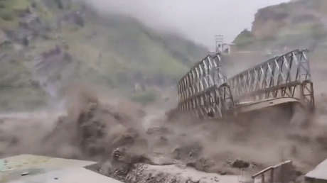 Torrente de lodo y agua destroza un puente de metal como si fuera un juguete (VIDEO)