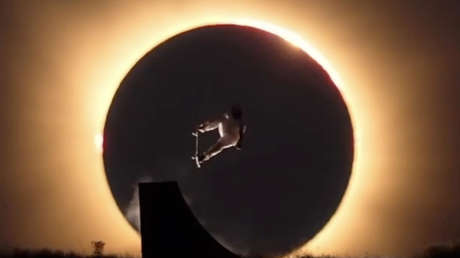 Eclipse y patinador se fusionan para una épica postal (VIDEO)