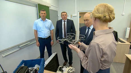 Innovación desde pequeños: muestran a Putin cómo escolares rusos aprenden el mundo de los drones