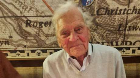 Hombre de 102 años muere tras ser empujado en un bar: esta fue la petición que le costó la vida