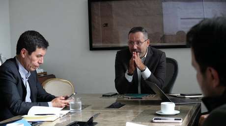 Ministro colombiano en la polémica por vacacionar en la playa en medio de emergencia por sismo