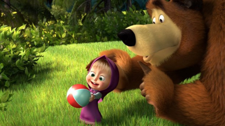 Zajarova ironiza sobre sanciones de Zelenski contra la popular serie animada infantil 'Masha y el Oso'
