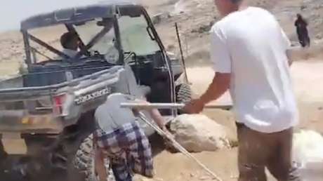 VIDEO: Colono israelí ataca con una porra a un anciano palestino sin pierna