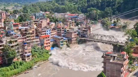Apocalíptica crecida de un río arrastra puentes y todo a su paso (VIDEOS)