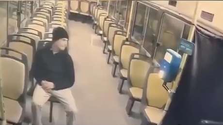 FUERTE VIDEO: Ataca a puñaladas a un chofer de bus y terminan en un barranco