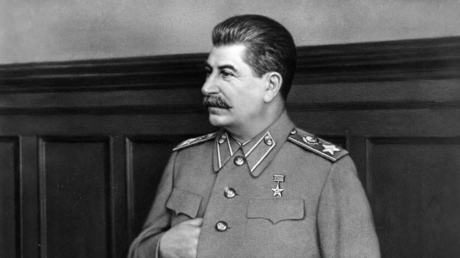 ¿Por qué Stalin aparece en muchas imágenes con una mano oculta dentro de su chaqueta?
