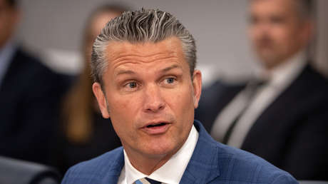 El diálogo inventado que 'desnuda' a Hegseth ante la guerra con Irán