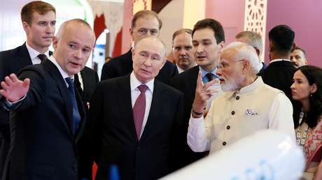 VIDEO: Putin y Modi intercambian bromas durante exposición en Nueva Delhi