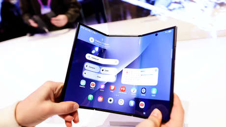 Samsung 'trolea' a Apple por su primer plegable (VIDEO)