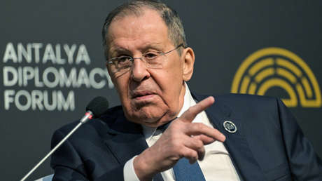 "Fabricar una falsedad e inflarla hasta que se vuelva una catástrofe universal": Lavrov revela la receta de los medios occidentales (VIDEO)