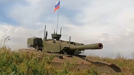 VIDEO ESPECTACULAR: Tanques no tripulados abren fuego en ejercicios a gran escala en Rusia