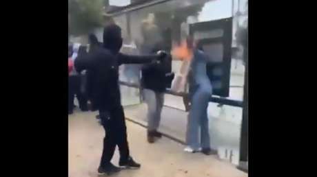 IMÁGENES INDIGNANTES: Un adolescente le quema la cara a una mujer durante los disturbios en Francia