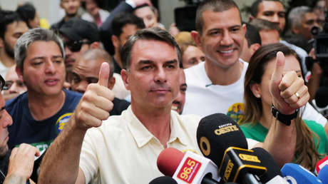 Flávio Bolsonaro se impone a Lula, pero tendrá que disputar el balotaje en Brasil