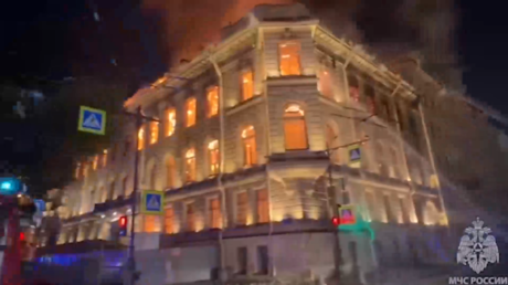Fuego desata 'infierno' en histórico monumento de San Petersburgo (VIDEOS, FOTOS)