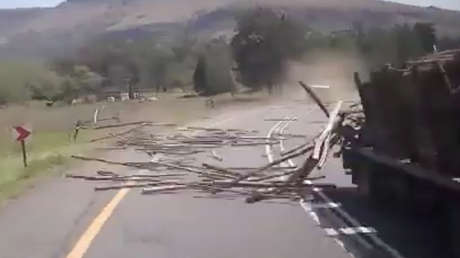 Transportista suelta troncos en la pista al estilo 'Mario Kart' (VIDEO)