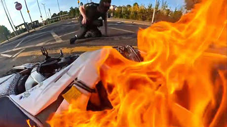 Captura su propio atropello mientras su moto arde en llamas (FUERTE VIDEO)