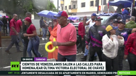 Cientos de venezolanos salen a las calles para conmemorar la última victoria electoral de Chavez