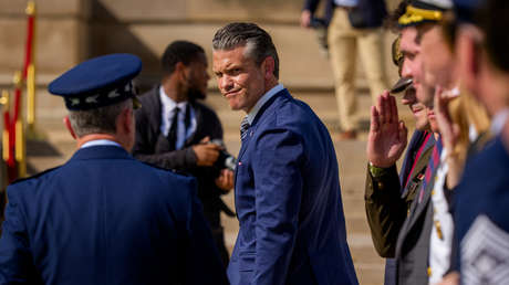 VIDEO: Hegseth descubre que seguir el ritmo de los soldados no es tan sencillo