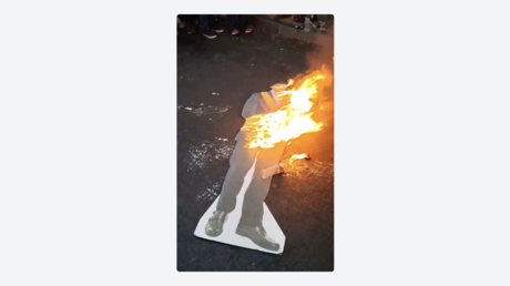 VIDEO: Manifestantes queman una figura de Daniel Noboa durante protesta en Quito