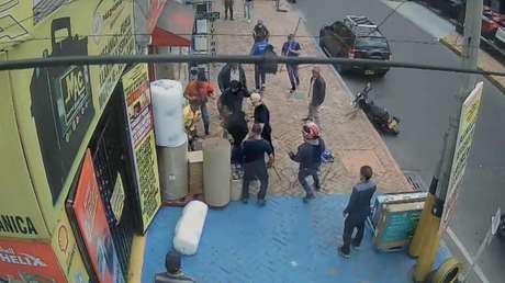 Comerciantes 'juegan a la piñata' con un delincuente en Colombia (VIDEO)
