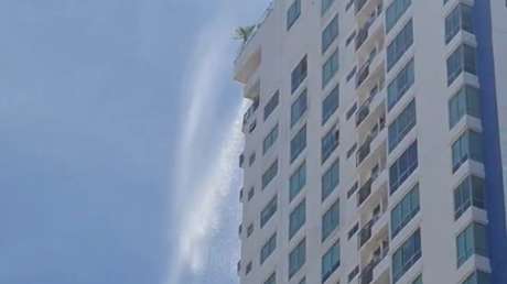 VIDEO: Cascada con agua de piscinas cae de un rascacielos en Panamá en pleno terremoto