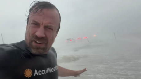 VIDEOS: 'Cazador de tormentas' muestra la furia del huracán Isaías en la costa de Florida